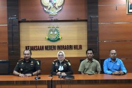 Kejari Inhil tahan mantan Bupati Inhil terkait korupsi penyertaan modal BUMD