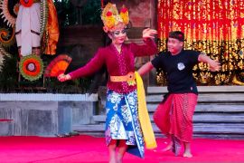 Sanggar Eka Satya Budaya dari Tabanan-Bali edukasi Joged Bumbung sesuai pakem