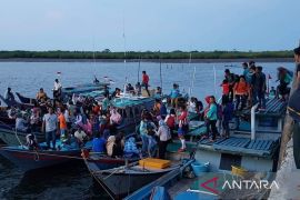 Kapal penyeberangan rakyat di Natuna terhenti karena cuaca buruk