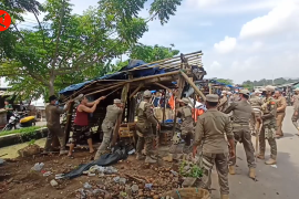 Puluhan bangunan liar di bantaran sungai Pasar Kranggot dibongkar