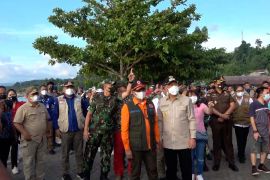 Tinjau abrasi di Amurang, Kepala BNPB uraikan tahapan penanganan