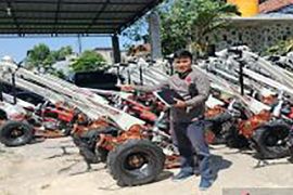 Pemkab Sampang salurkan bantuan puluhan alsintan kepada kelompok tani