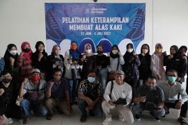 Jaga regenerasi, Pemkot Mojokerto gelar pelatihan produksi alas kaki bagi puluhan warga