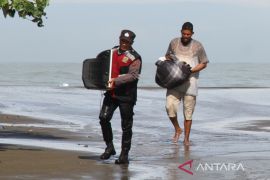 FOTO: Personel polisi membantu korban banjir rob di Meulaboh Aceh Barat