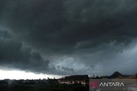 BMKG prakirakan hujan lebat disertai kilat/petir dan angin kencang landa Sumbar pada Senin