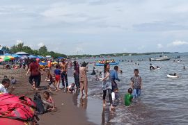 Warga Kota Makassar padati objek wisata pantai saat libur sekolah