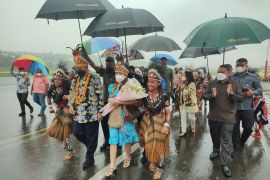 Kapolda Papua Barat Irjen Daniel Silitonga disambut dengan prosesi adat