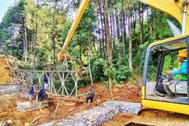 Jembatan darurat dipasang usai banjir bandang di Purasari Bogor