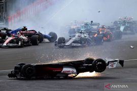 Detik-detik mobil Zhou Guanyu kecelakaan di balap F1 GP Inggris Page 1 Small