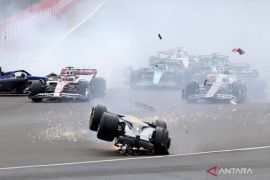 Detik-detik mobil Zhou Guanyu kecelakaan di balap F1 GP Inggris Page 3 Small