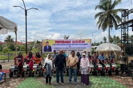 Ketua DPRD Sumbar salurkan 12 unit alsintan bantu petani optimalkan produksi