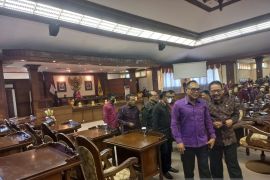 Wagub Bali jawab pandangan fraksi DPRD soal Raperda RTRW dan proyek LNG