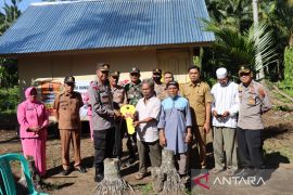 Momentum HUT Bhayangkara ke-76, Polres Pasbar tuntaskan bedah rumah warga kurang mampu