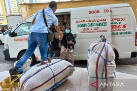 Butuh dua bulan bila calhaj kirim oleh-oleh melalui kargo