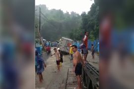 Akses jembatan Halong terputus dialihkan lewat kompleks Lantamal Ambon