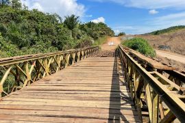 PT AAMU Perbaiki jembatan menuju obyek wisata Gunung Embun