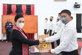 Karolin Margret Natasa lantik Ketua FORKI Landak