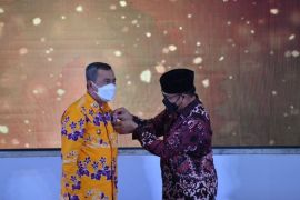 Gubernur Syamsuar raih penghargaan Manggala Karya Kencana 2022 dari BKKBN