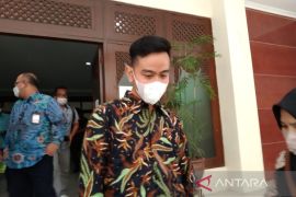 Solo tuan rumah acara besar, Gibran minta warga segera vaksinasi penguat