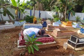 Puluhan makam di Kampung Melayu ambles akibat hujan deras