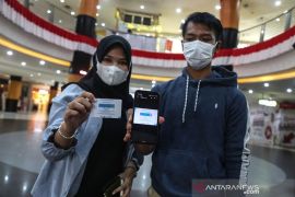 Pemerintah membuka gerai vaksinasi COVID-19 di pusat keramaian