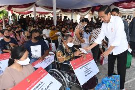 Presiden Jokowi serahkan bantuan ke pedagang di Pasar Alasa Nias