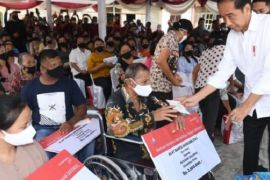 Presiden Joko Widodo serahkan bantuan langsung ke pedagang Pasar Alasa Nias