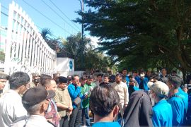 Petani sawit menjerit, mahasiswa Pertanian serbu DPRD Riau