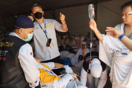 Jamaah haji kelelahan dan dehidrasi dapat layanan di Pos kesehatan Arafah