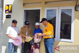 United Tractors serahkan bantuan 100 huntara untuk warga terdampak erupsi Semeru