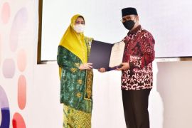 Sukses intervensi program pembangunan, Zulaikha raih penghargaan MKK