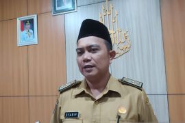 Hewan kurban dari Presiden diserahkan ke pengurus masjid di Kaur