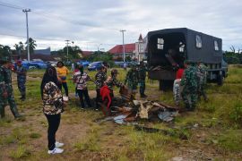 Pemkot Sorong kolaborasi dengan TNI-Polri bersihkan pantai