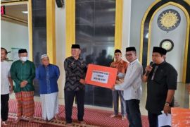 Pemprov Sulbar serahkan 18 ekor sapi kurban kepada masyarakat enam kabupaten