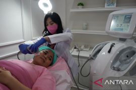 Gunakan teknologi, pengencangan kulit wajah tanpa operasi ramai peminat