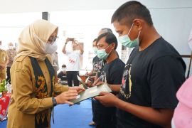 Ratusan nelayan dan pembudi daya ikan di Banyuwangi peroleh sertifikat tanah gratis