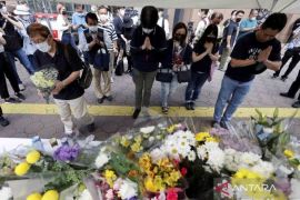 Warga Jepang berdoa untuk Shinzo Abe yang tewas ditembak saat berkampanye Page 2 Small