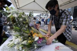 Warga Jepang berdoa untuk Shinzo Abe yang tewas ditembak saat berkampanye Page 3 Small