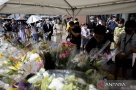 Warga Jepang berdoa untuk Shinzo Abe yang tewas ditembak saat berkampanye Page 1 Small