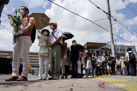 Warga Jepang berdoa untuk Shinzo Abe yang tewas ditembak saat berkampanye Page 7 Small