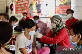 BINDA Kalsel berikan vaksinasi untuk warga di desa terpencil