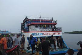 Kapal jurusan Rasau Jaya - Teluk Batang dipadati penumpang