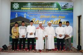 Gubernur Riau Syamsuar shalat Idul Adha bersama santri Ponpes Babussalam