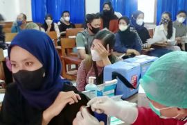 Kadinkes Kota Kediri tetap gencarkan vaksinasi booster cegah COVID-19