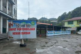 Masjid Raya berbagi daging kurban ke warga nonmuslim