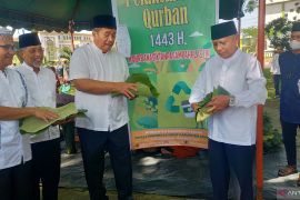 Bupati Asahan imbau gunakan daun untuk bungkus daging kurban