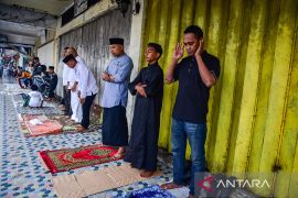 Hujan deras sejak pagi tak surutkan warga Muslim Ambon Shalat Idul Adha
