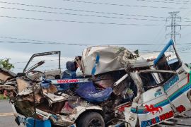 Minibus tabrak truk berhenti di Deliserdang, enam penumpang terluka, dua meninggal