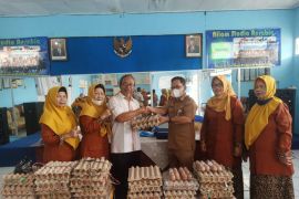 PWRI Paser berikan bantuan telur untuk pemenuhan gizi anak