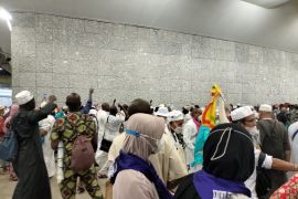 Jamaah haji dibolehkan bawa air zamzam tapi dibagikan di debarkasi